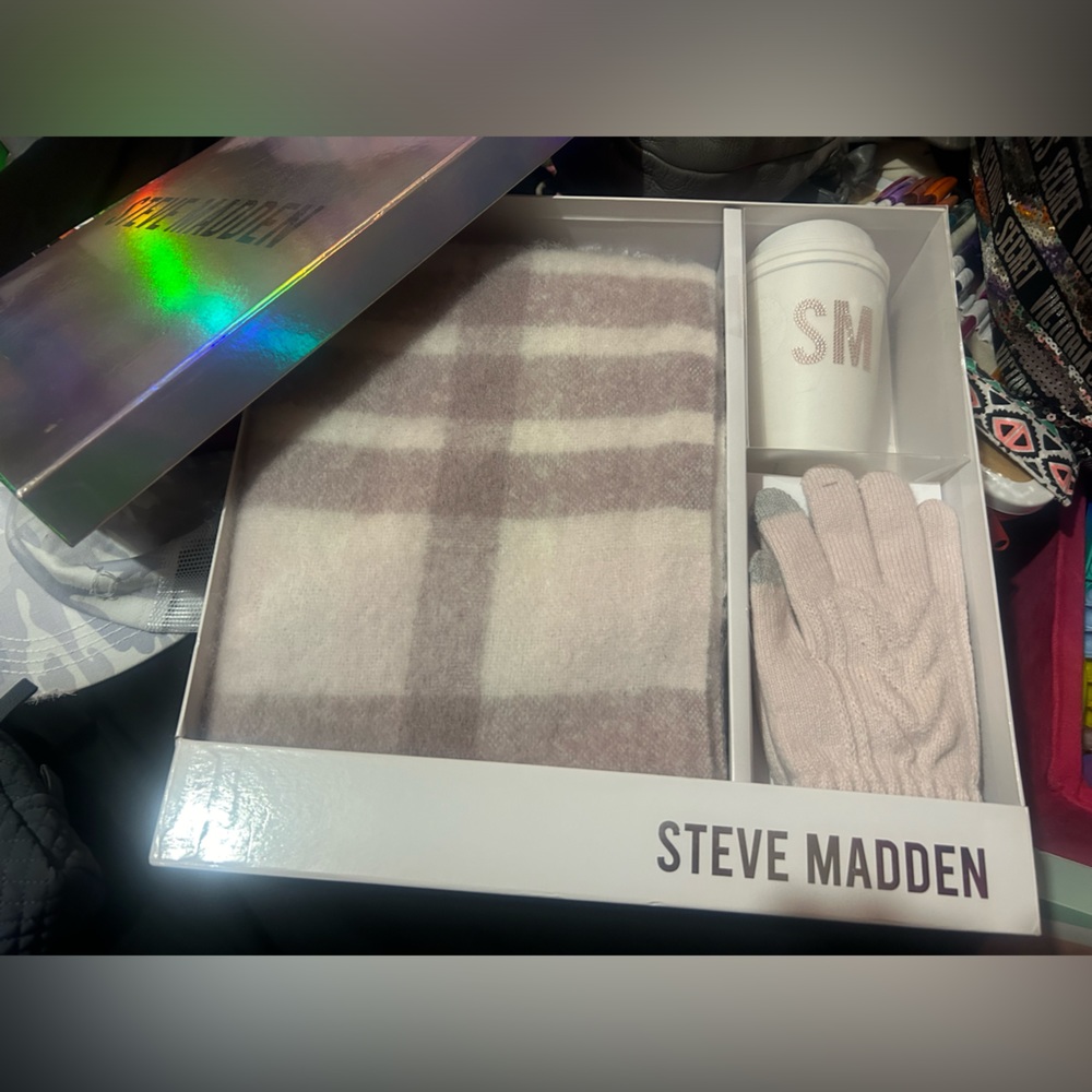 NIB Steve Madden Gift Box- Scarf, Gloves, and Travel Cup